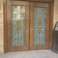 درب چوبی زیبا و نو ۲.۲ متر عرض