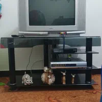 تلفزیون ۲۱ اینچ شارپ و میز شیشه ای در حد نو