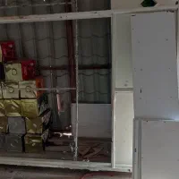 چهارچوب کف پهن و در چوبی تمیز