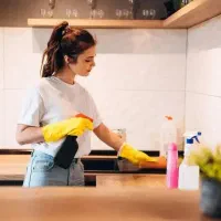 خانم جوان مجرد جهت کار در منزل و امور خدماتی