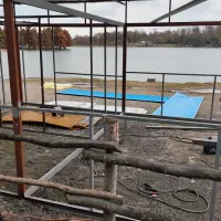 جوشکار  در پنجره