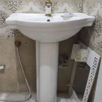 سنگ روشویی و درب چوبی اتاق