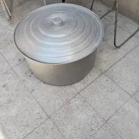 دیگ بزرگ و بشکه شیر