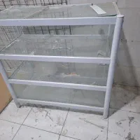 ویترین و میز و چهارپایه مغازه