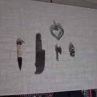 ۴عدد پلاک گردنبند قیمت ۴۰۰و یک عدد چاقو دسته ندارد