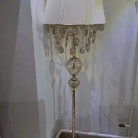 آباژور ایستاده