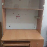 میز کامپیوتر و کتابخانه