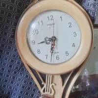 یه عدد ساعت دیواری درحدنوع