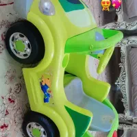 ماشین کاملا سالم و باطری نو اماده برای بازی کودک