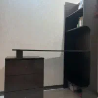 میز تحریر و کتاب خانه