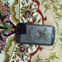 یک عدد گوشی سامسونگ و یک عدد گوشی هاووی