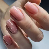 (مدل برای خدمات ناخن رایگان)