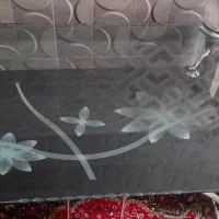 میزناهارخوری ۴ نفره شیشه ای باطرح گل تمیزوسالم هست|میز و صندلی غذاخوری|بردسکن, |دیوار