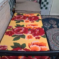 تخت یک نفره فلزی با تشک تمیز