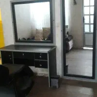 میز و آینه سالن زیبایی