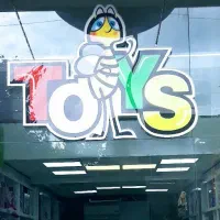 فروشنده فروشگاه اسباب بازی عسل تویز