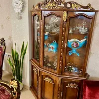 بوفه چوبی با ورق کوبی طلایی