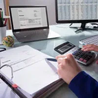 حسابدار یک کمک حسابدار مسلط به هلو