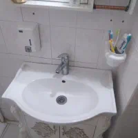 روشویی کابینتی سالم و زیبا بدون خط و خش و شکستگی