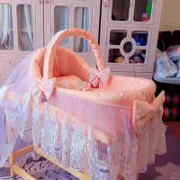 تخت کنار مادر نو میباشد