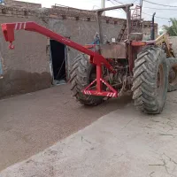 تراکتور. جرثقیل پشت تراکتوری. بالابر