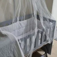 تخت کنار مادر