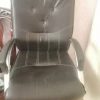 صندلی گردان چرم
