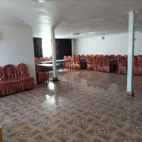 تعدادی صندلی  ومیز