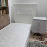 تخت یک نفره و تشک و پاتختی