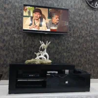 تلویزیون ۴۲ اینچ ال ای دی و میز تلویزیون