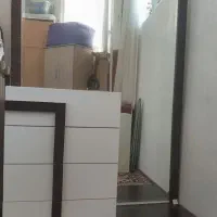 میز آرایش همراه با آینه قدی