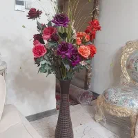 دو عدد گلدان به همراه گلهایشان کاملا نو و سالم