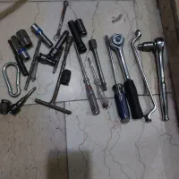 باند و لاستیک و یک سری آچار و