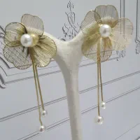 یک جفت گوشواره ی جدید طرح گل رنگ طلایی