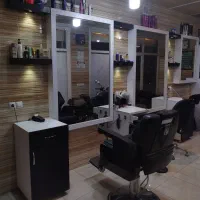 دکور و میز آرایشگاه مردانه|آرایشگاه و سالنهای زیبایی|آران و بیدگل, |دیوار