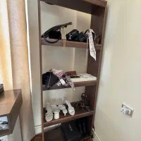 یک میز و دو عدد کتابخانه|کتابخانه، شلف، قفسههای دیواری|کرج, چهارصد دستگاه|دیوار