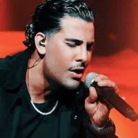 ۲ عدد مجید رضوی ردیف ۴ روبه روی استیج، قیمت خودش