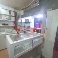 تعدادی دکور و قفسه