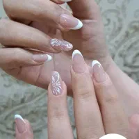 نیازمند ناخنکار و مژه کار حرفه ای