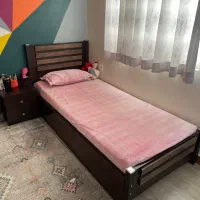 تخت یک نفره با تشک و پاتختی