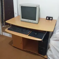 کامپیوتر و میز