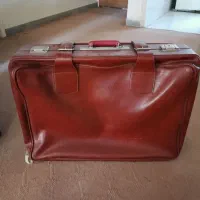 چمدان چرم قدیمی|کیف، کفش، کمربند|شیراز, زند|دیوار