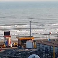 چند نفر همکار در لباس فروشی