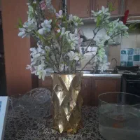 گلدان طلایی با گل شکوفه بهاری