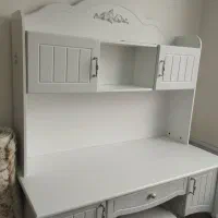 میز تحریر وکتابخانه