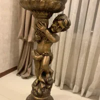 مجسمه کنار سالنی