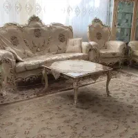 مبل سفید و جلومبلی و ویترین کاملا تمیز