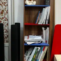 میز کامپیوتر و کتابخانه