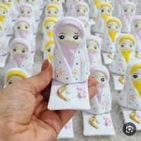 مجسمه دختر چادری همراه با سجاده