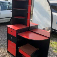 فروش فوری میز به همراه آینه ویترین دار